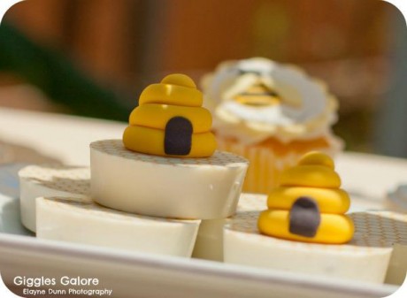 Chocolate-Oreos-with-Beehive